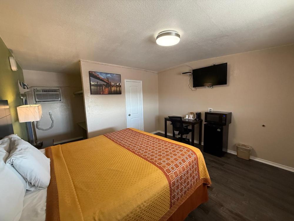 King Room - Non-Smoking interior